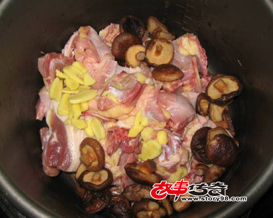 家常菜—美味老母鸡用小香菇煲靓汤做法